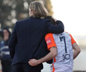 Η αγκαλιά που ήρθε να «σβήσει» το… no comment (ΦΩΤΟ)