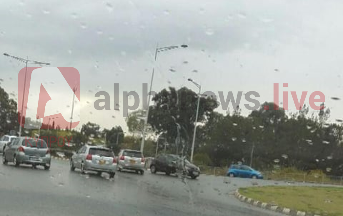 Οδηγός μπήκε αντίθετα στον κυκλικό κόμβο και προκάλεσε κυκλοφοριακό χάος (ΦΩΤΟ)