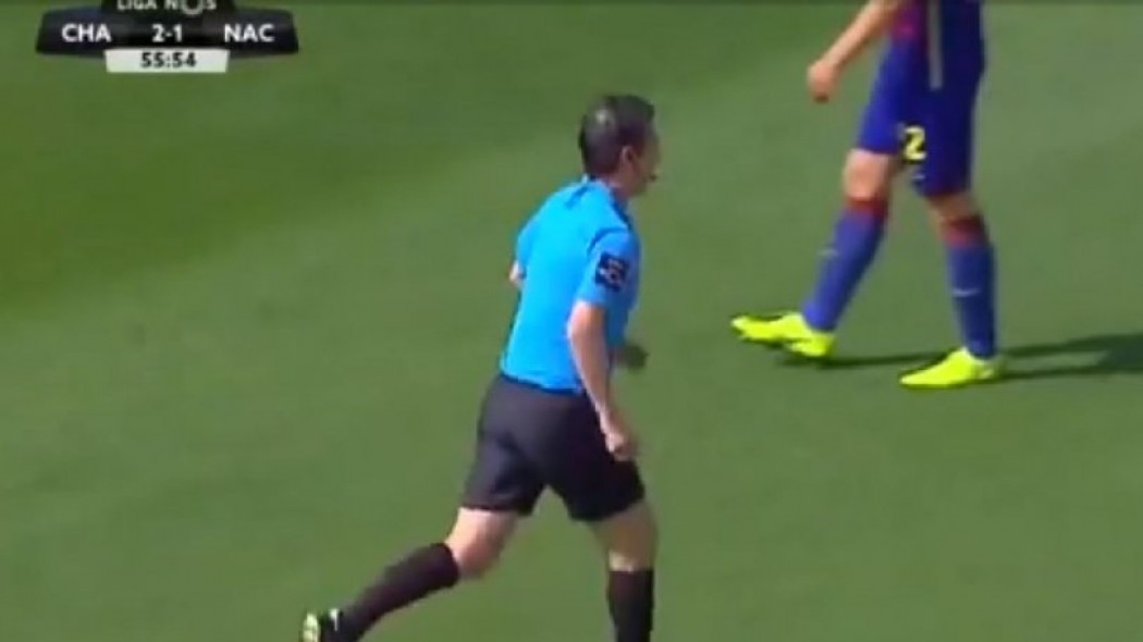 Βοηθός άφησε το σημαιάκι του κι έφυγε τρέχοντας για την… τουαλέτα (ΒΙΝΤΕΟ)