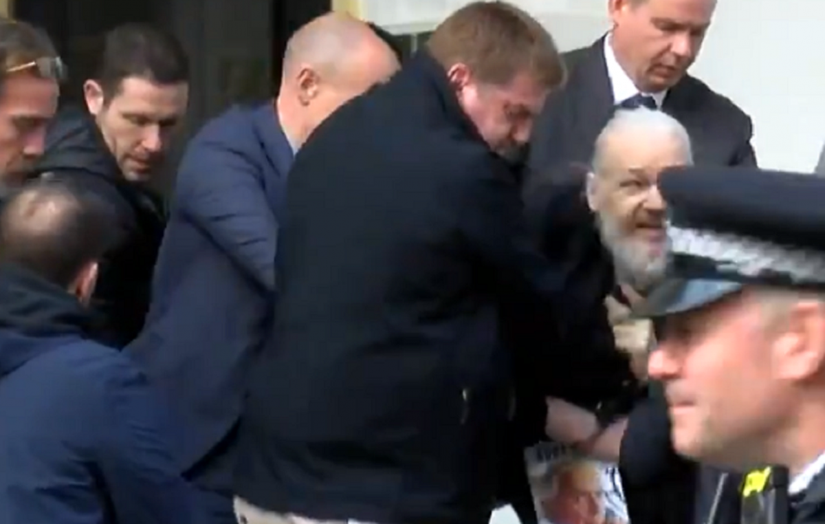 Ασάνζ:Κακομαθημένο νάρκισσο τον παρουσίασε ο δικαστής που τον καταδίκασε(ΒΙΝΤΕΟ)