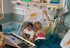 Η Τάμτα τραγουδά το "Replay" στον μικρό Λάμπρο και συγκινεί… (ΒΙΝΤΕΟ)