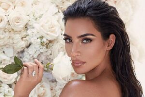 Η Καρντάσιαν μας δείχνει πρώτη φορά το νεογέννητο και αποκαλύπτει το όνομα του