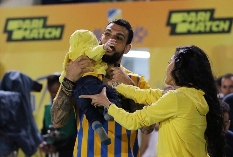 Ο Μερκής και η Άντρεα Κυριάκου πανηγυρίζουν με το παιδί τους το πρωτάθλημα(ΦΩΤΟ)