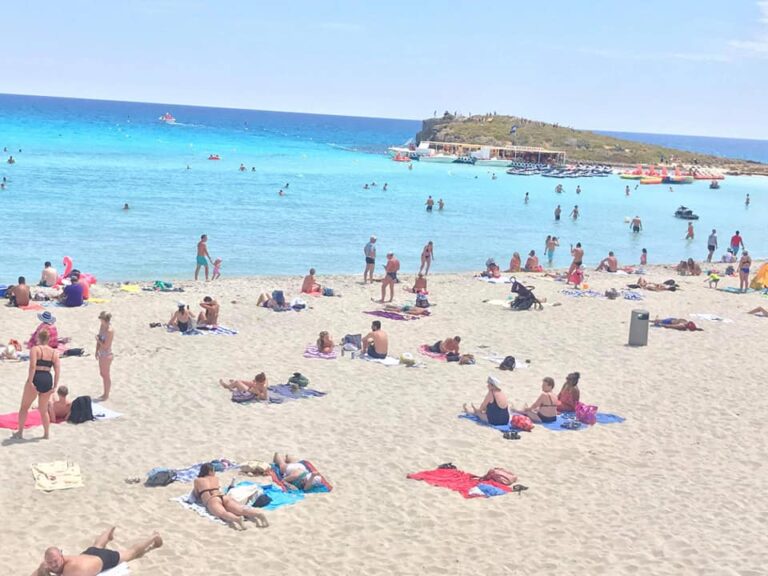 Γέμισαν με κόσμο οι παραλίες στην Αγία Νάπα (ΦΩΤΟ)