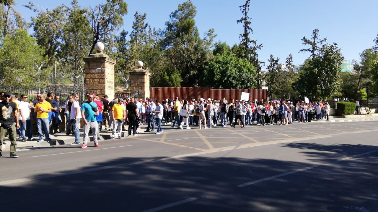 Έξω από το Προεδρικό οι εργαζόμενοι ορισμένου-αορίστου χρόνου (ΒΙΝΤΕΟ&ΦΩΤΟ)