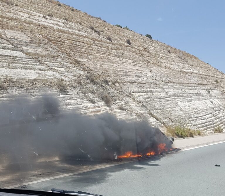 Κινδύνευσε γυναίκα όταν το όχημα που οδηγούσε τυλίχθηκε στις φλόγες (ΦΩΤΟ)