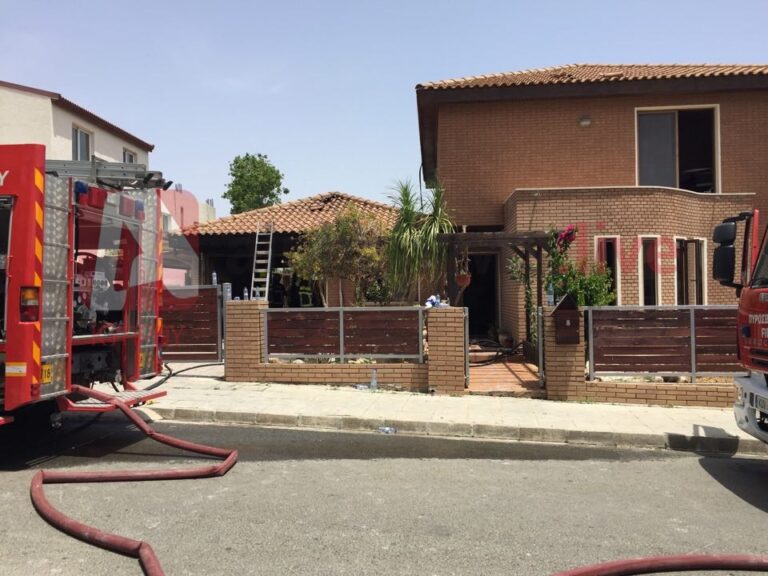 Σοβαρά εγκαύματα υπέστη ένοικος κατοικίας στο Κολόσσι από μεγάλη πυρκαγιά