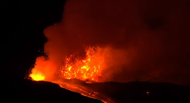 Εντυπωσιακές εικόνες από τους βρυχηθμούς της Αίτνα (ΒΙΝΤΕΟ)