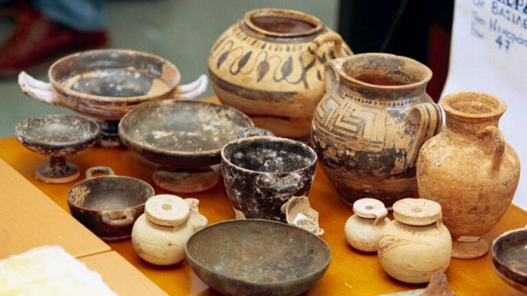 Πέρασαν χειροπέδες σε 57χρονο για την πώληση αρχαίων αγγείων "μαϊμού"