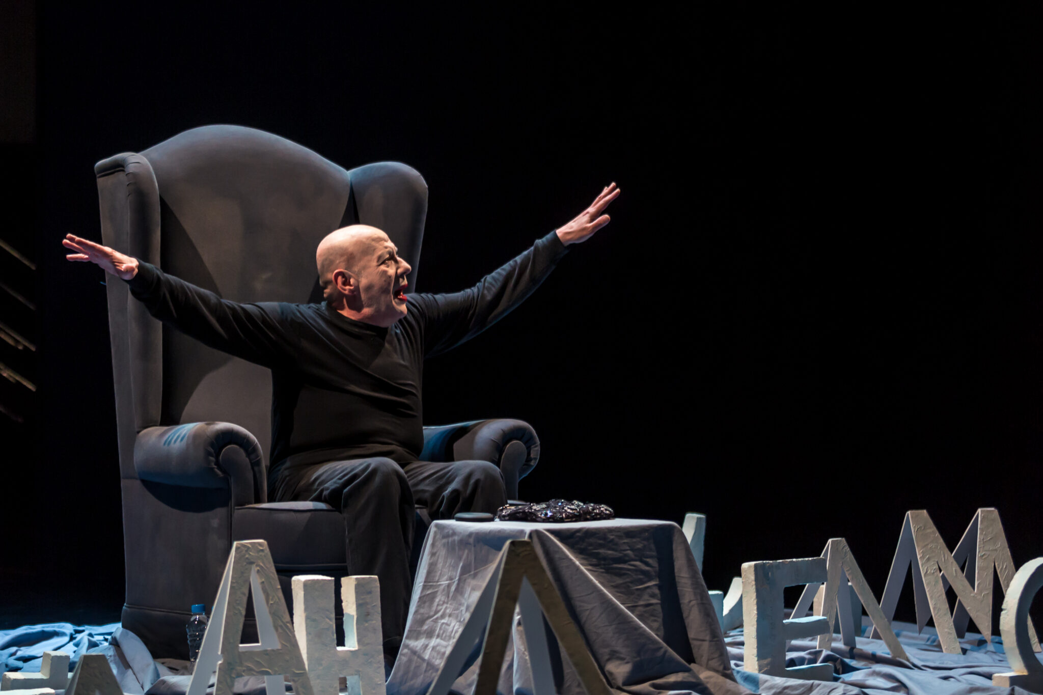 «Η ΕΛΕΝΗ» του Γιάννη Ρίτσου σε σκηνοθεσία-ερμηνεία Βασίλης Παπαβασιλείου