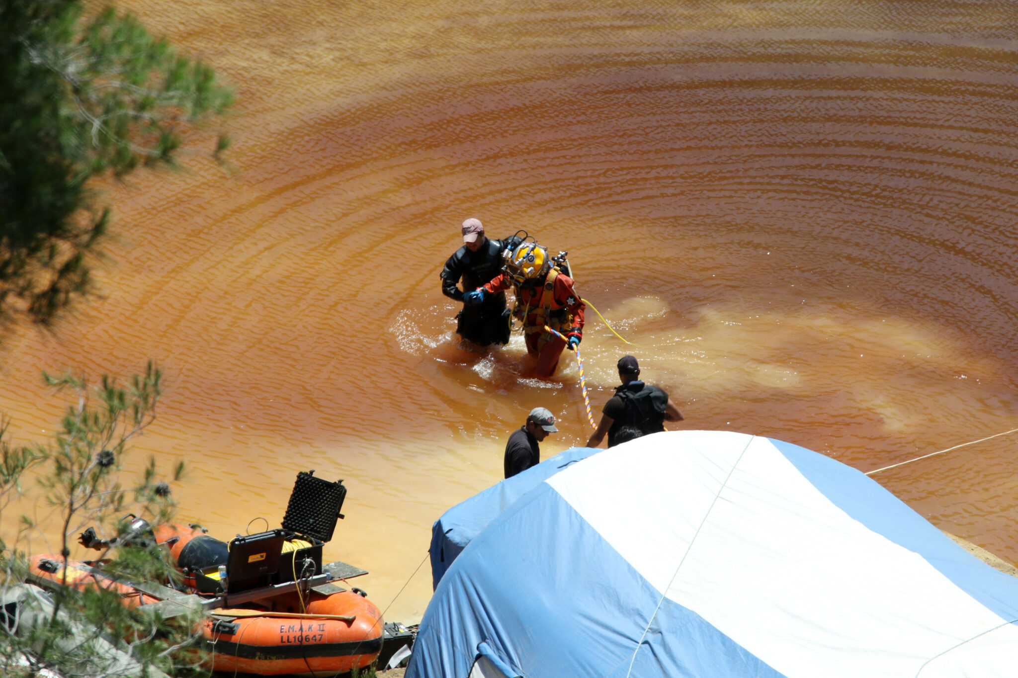 Με εμπειρία και τεχνογνωσία οι δύο Ισραηλινοί δύτες στην Κόκκινη Λίμνη (ΒΙΝΤΕΟ)