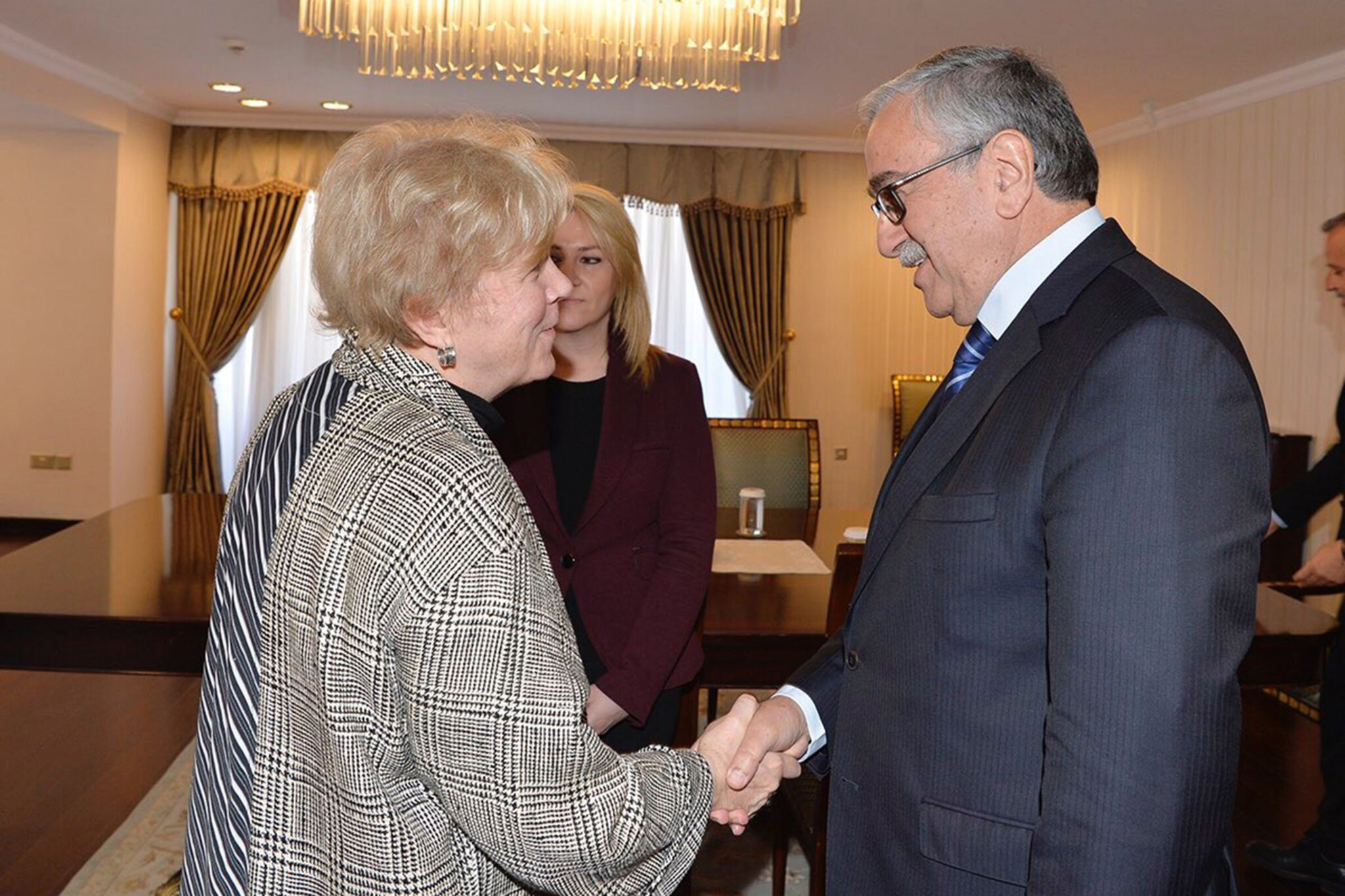 Τα είπαν τηλεφωνικώς Ακιντζί – Λουτ για το Κυπριακό