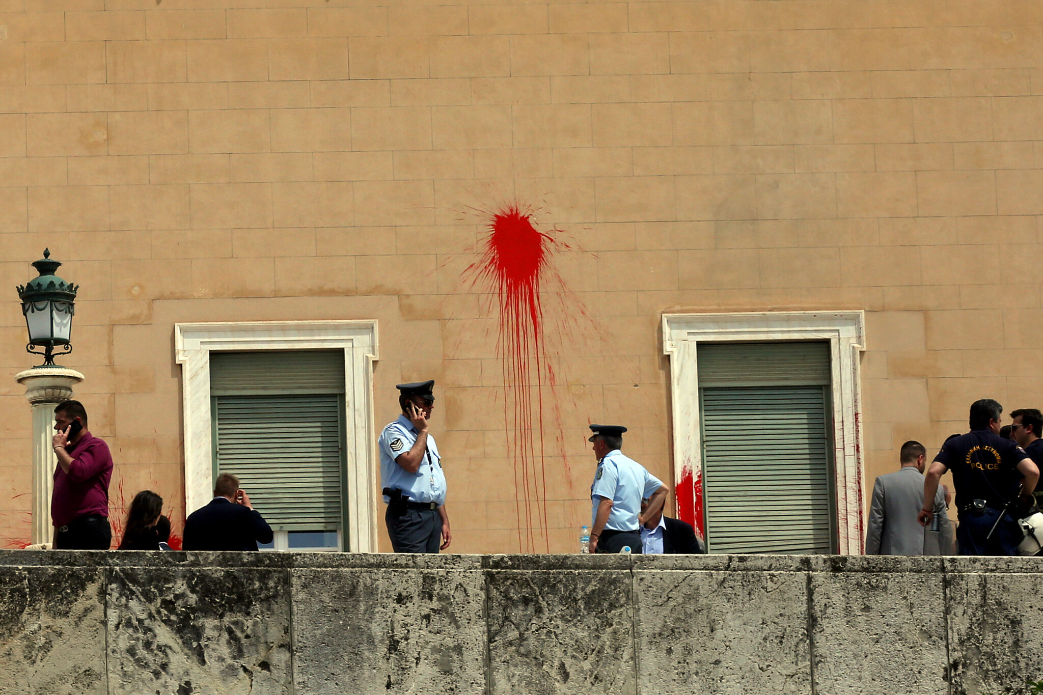 Άγνωστοι βανδάλισαν με μπογιές το κτίριο της Βουλής των Ελλήνων (ΦΩΤΟ)