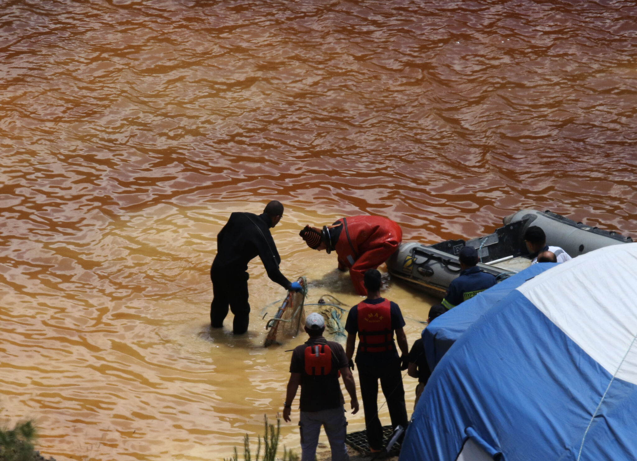 Ανασύρθηκε αντικείμενο από την Κόκκινη Λίμνη στο Μιτσερό (ΒΙΝΤΕΟ)