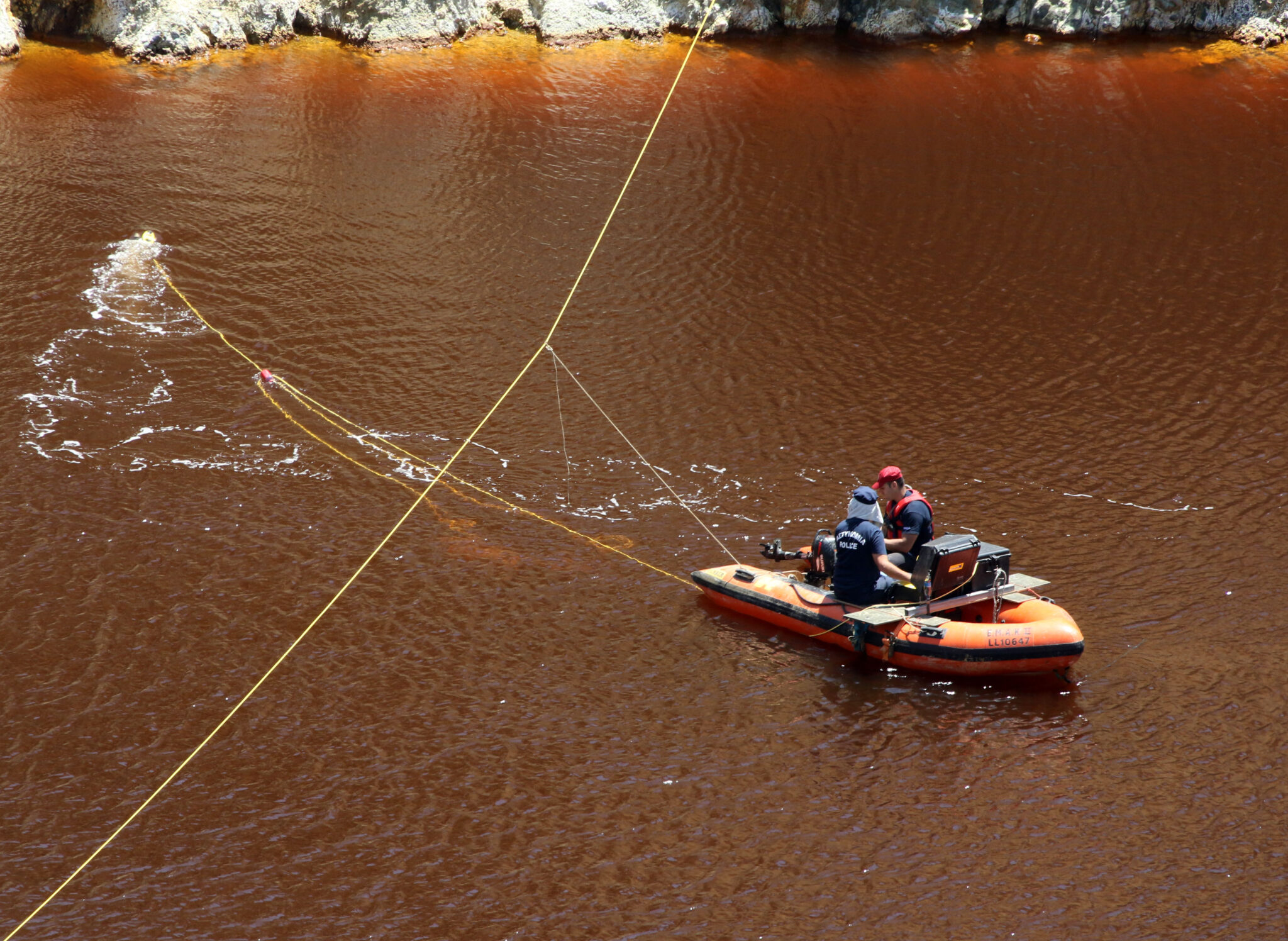 Συνεχίζονται εντατικά οι έρευνες στην Κόκκινη λίμνη και στον Ξυλιάτο