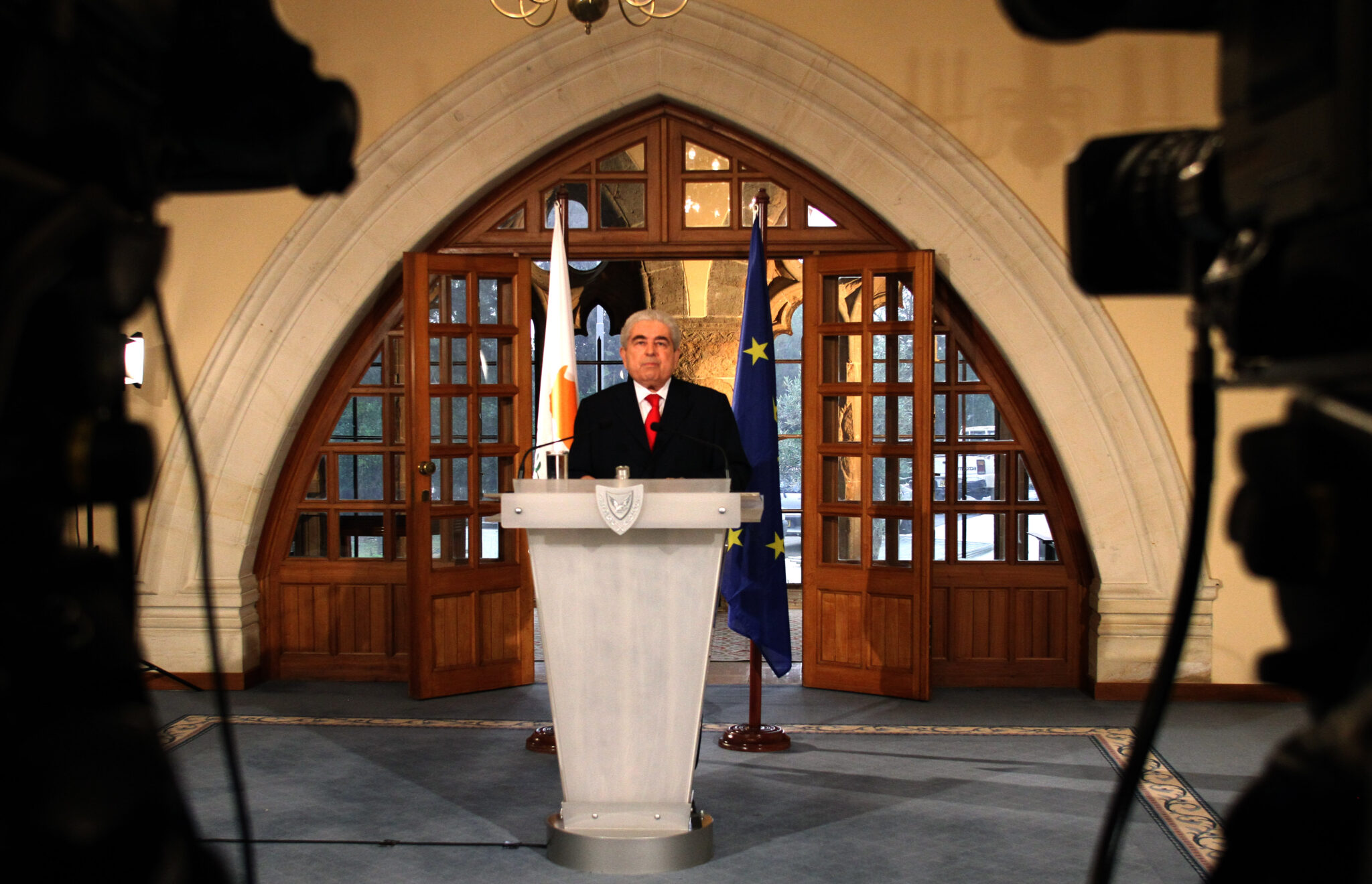 Σηκώνεται από το κρεβάτι, τρώει και κάνει φυσιοθεραπεία ο Δημήτρης Χριστόφιας