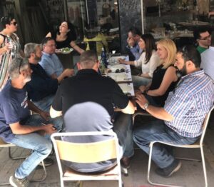 Βόλτες και χαμόγελα από πολιτικούς αρχηγούς πριν το άνοιγμα της κάλπης (ΒΙΝΤΕΟ)