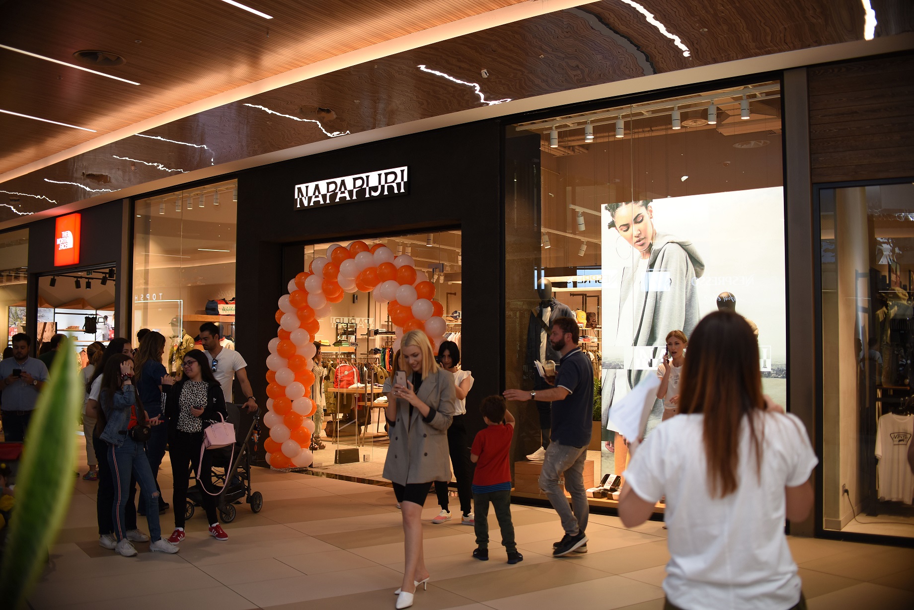 Εορτασμοί εγκαινίων του νέου καταστήματος Napapijri στο Nicosia Mall