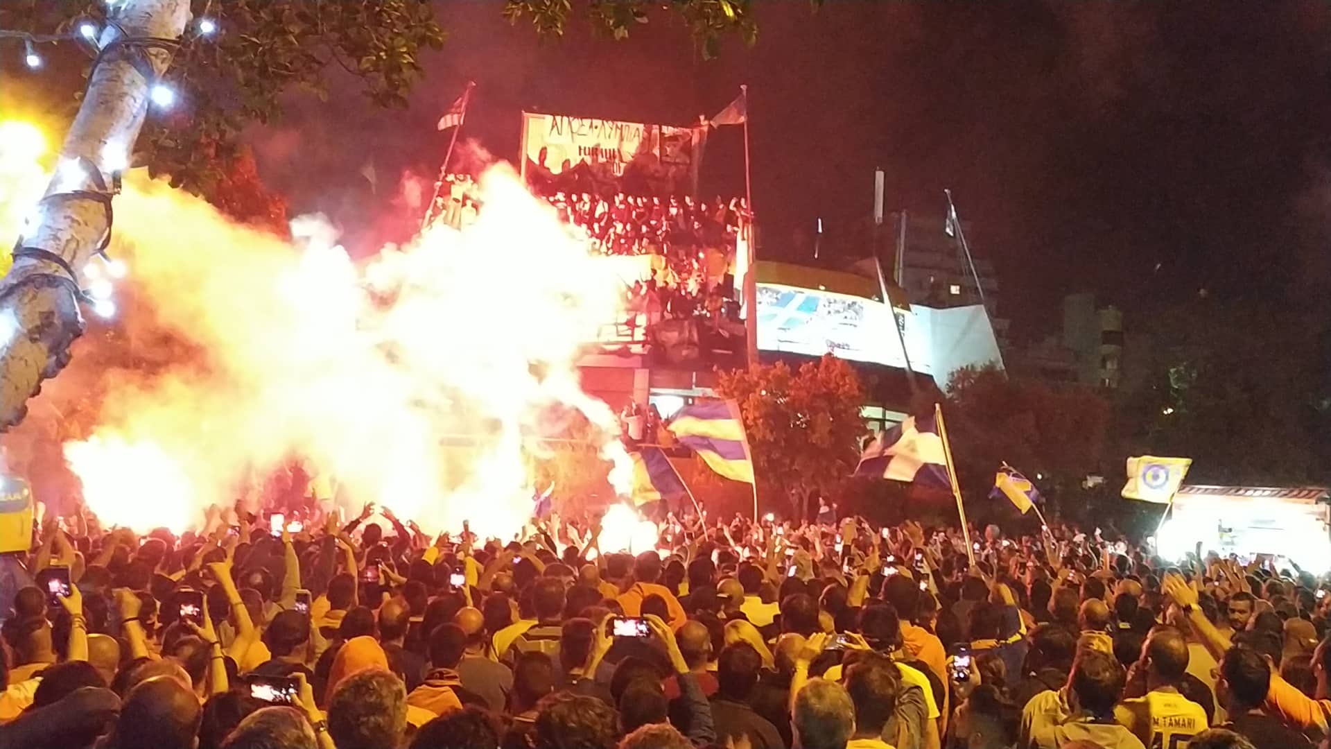 Επεισόδια, συλλήψεις και τραυματισμοί αστυνομικών στους πανηγυρισμούς του ΑΠΟΕΛ