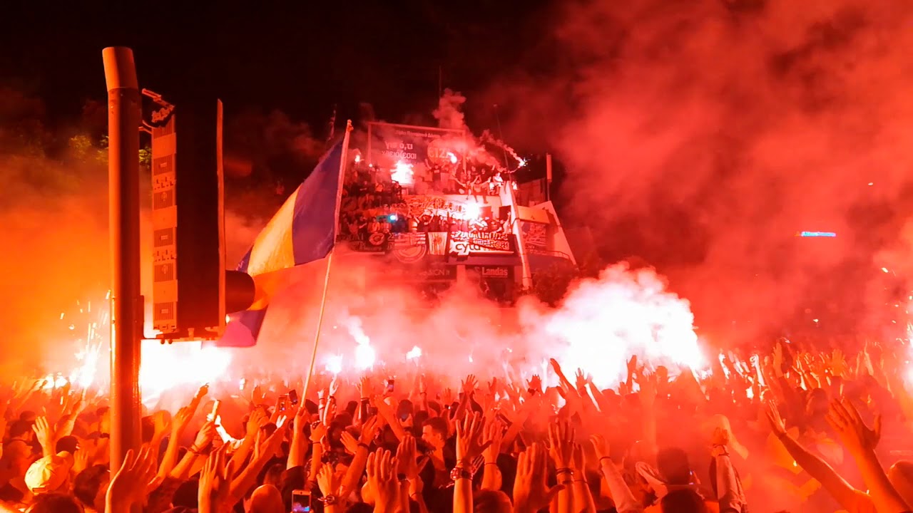 Με τα βλέμματα στον… εξώστη