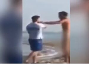 Άγρια συμπλοκή γυμνιστή και ναυαγοσώστη σε παραλία των κατεχομένων (ΒΙΝΤΕΟ)