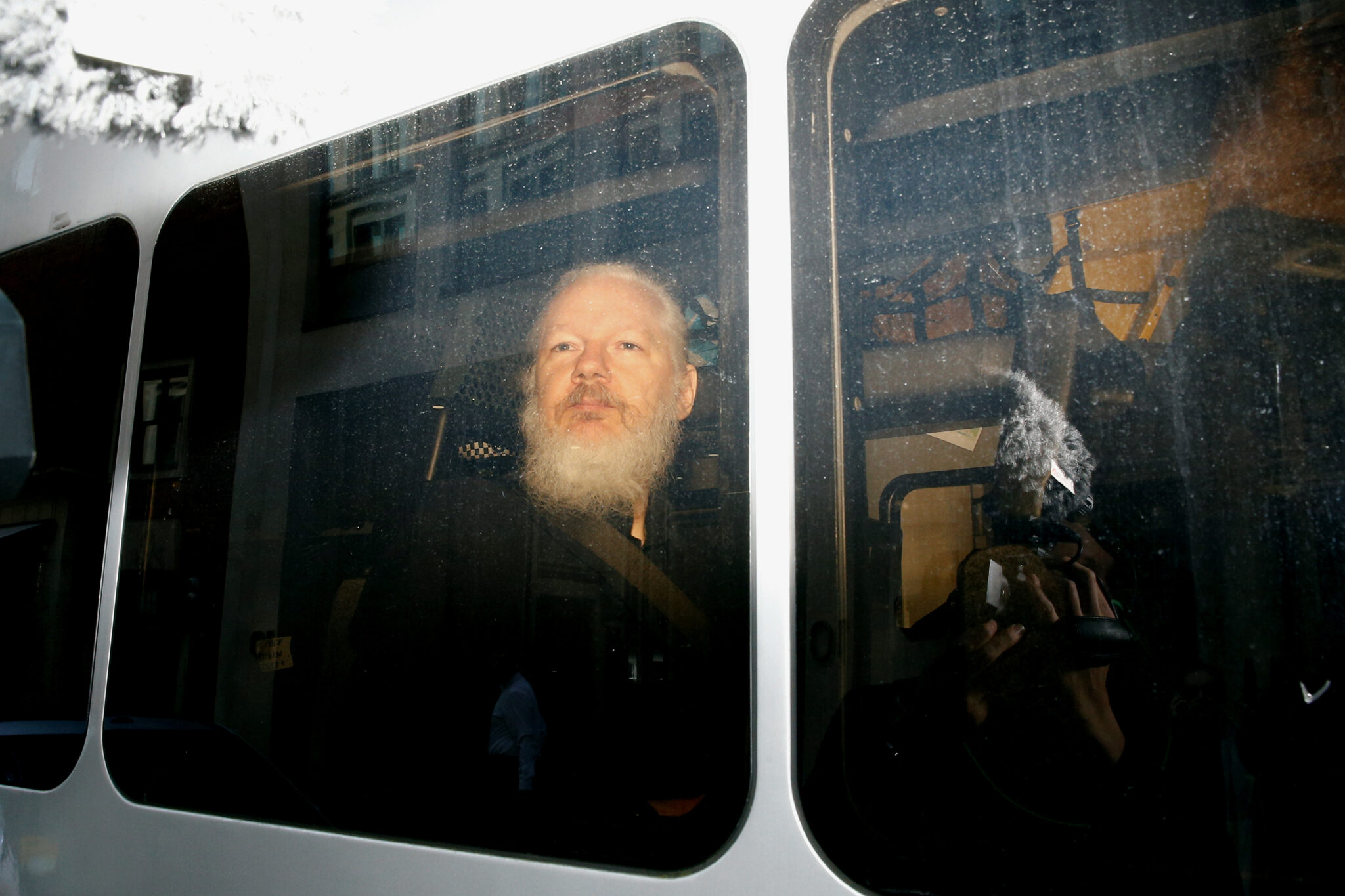 Άκουσε την ποινή του ο ιδρυτής των WikiLeaks, Τζούλιαν Ασάνζ (ΒΙΝΤΕΟ)