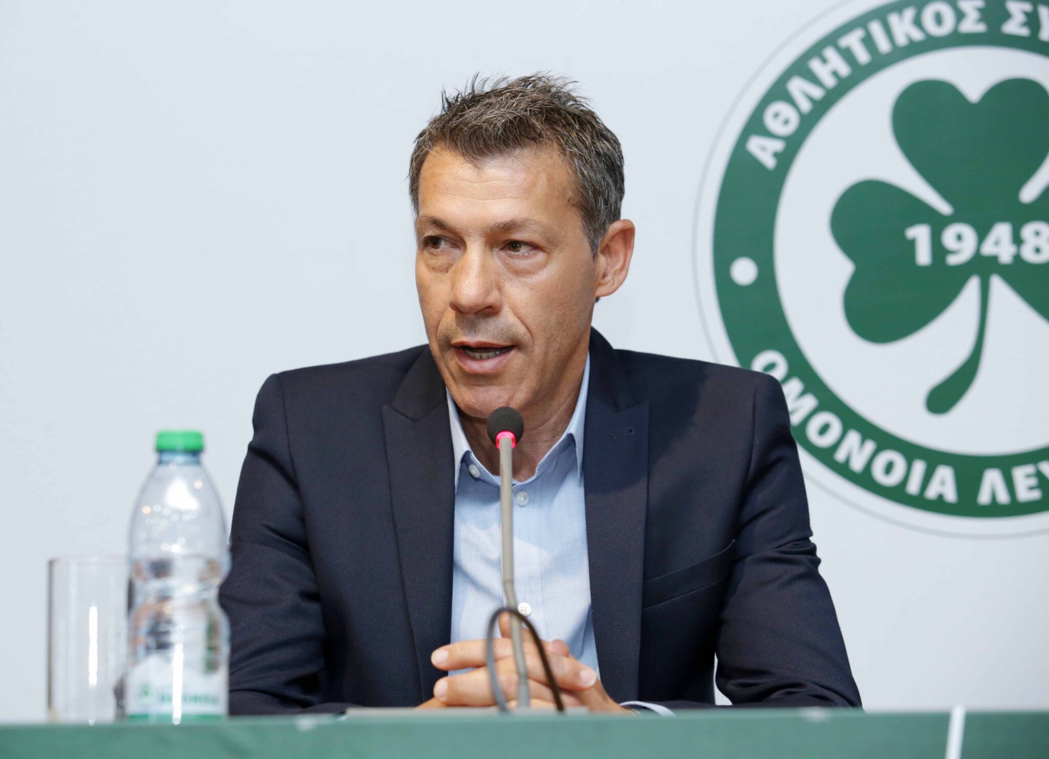 Ο διψήφιος αριθμός μεταγραφών και η αναμονή για προπονητή