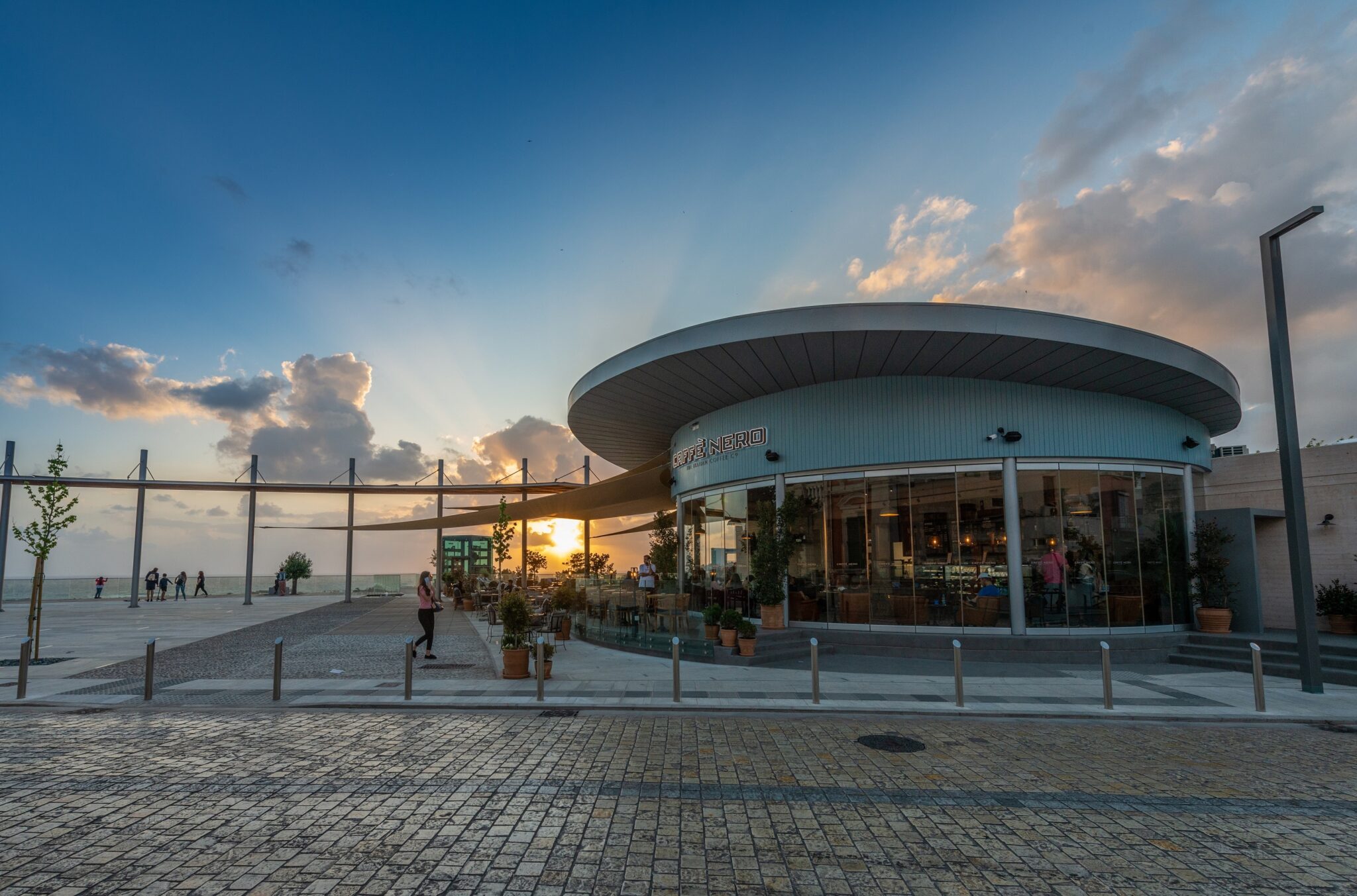 ΝΕΟ CAFFE NERO. Η ωραιότερη θεά του ηλιοβασιλέματος