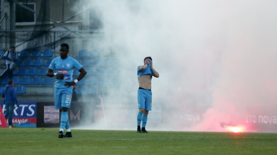 Δάκρυσε ο πιτσιρικάς για τον υποβιβασμό της ομάδας του (ΦΩΤΟ)