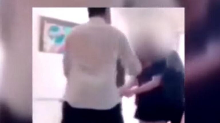 Τιμωρήθηκε η μαθήτρια που βιντεοσκόπησε το χαστούκι καθηγητή σε μαθήτρια
