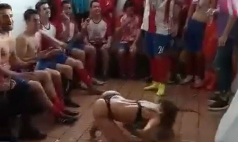 Γιόρτασαν την άνοδο με μια… στριπτιζέζ στα αποδυτήρια (ΒΙΝΤΕΟ)