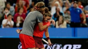 Έδειξαν τις ικανότητες τους και στο ποδόσφαιρο Τσιτσιπάς και Σάκκαρη (ΒΙΝΤΕΟ)