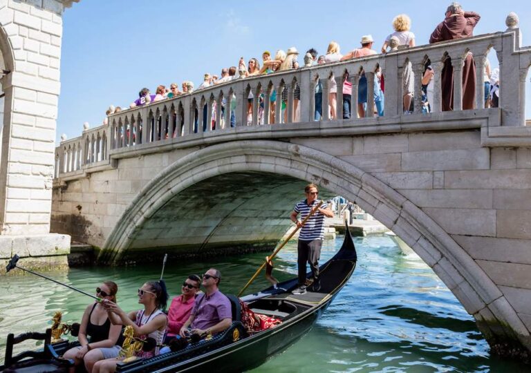 Η Βενετία "τιμωρεί" του μεθυσμένους τουρίστες με πρόστιμο