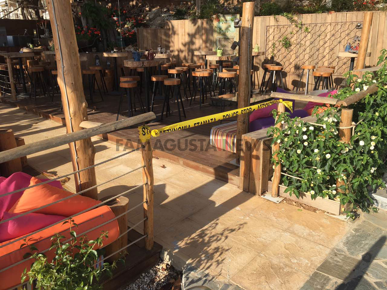 Στις φλόγες τυλίχθηκε παραλιακό μπαράκι στον Πρωταρά (ΦΩΤΟ)