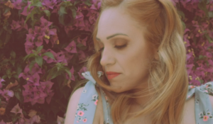 H Mαρία Θεοδότου ενθουσιάζει με την διασκευή… "Αμφιβολίες" (ΒΙΝΤΕΟ)