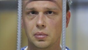 Ελεύθερος ο Ρώσος δημοσιογράφος μετά τη δημόσια κατακραυγή