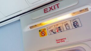 Αντί να ανοίξει την πόρτα της τουαλέτας του αεροπλάνου άνοιξε την έξοδο κινδύνου