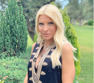 Η θεαματική βουτιά της κόρης της Μενεγάκη και η πόζα στον… αέρα(ΦΩΤΟ)