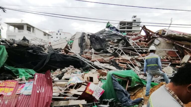 Επτά νεκροί και δεκάδες αγνοούμενοι από την κατάρρευση κτιρίου στην Καμπότζη