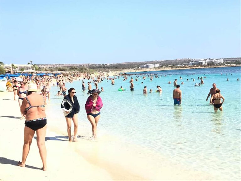 Ανάσες δροσιάς στις παραλίες αναζητούν χιλιάδες πολίτες (ΒΙΝΤΕΟ)