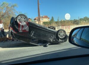 Ανατροπή οχήματος στον κυκλικό κόμβο Πολεμιδιών (ΦΩΤΟ)