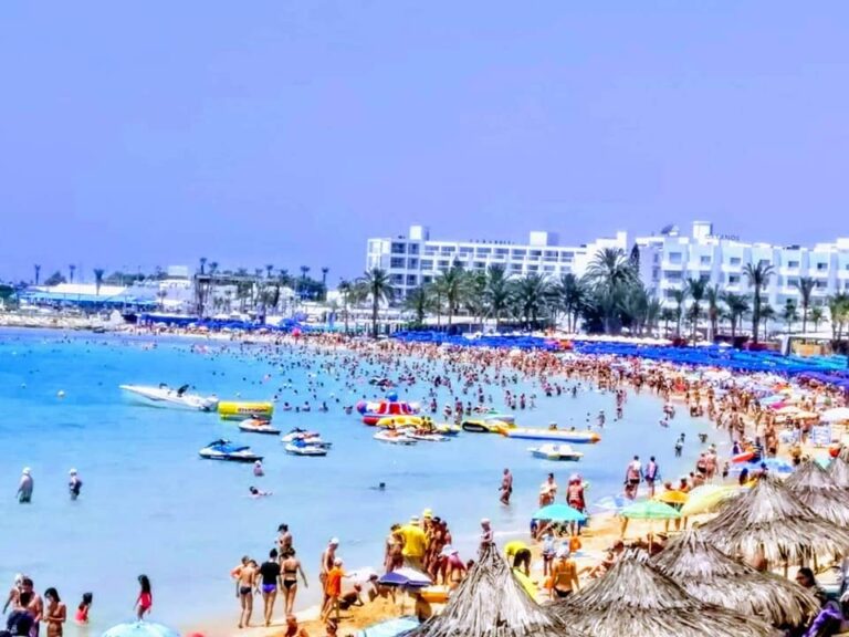 Κατακλυσμός στις παραλίες, παρά τις προειδοποιήσεις (BINTEO)