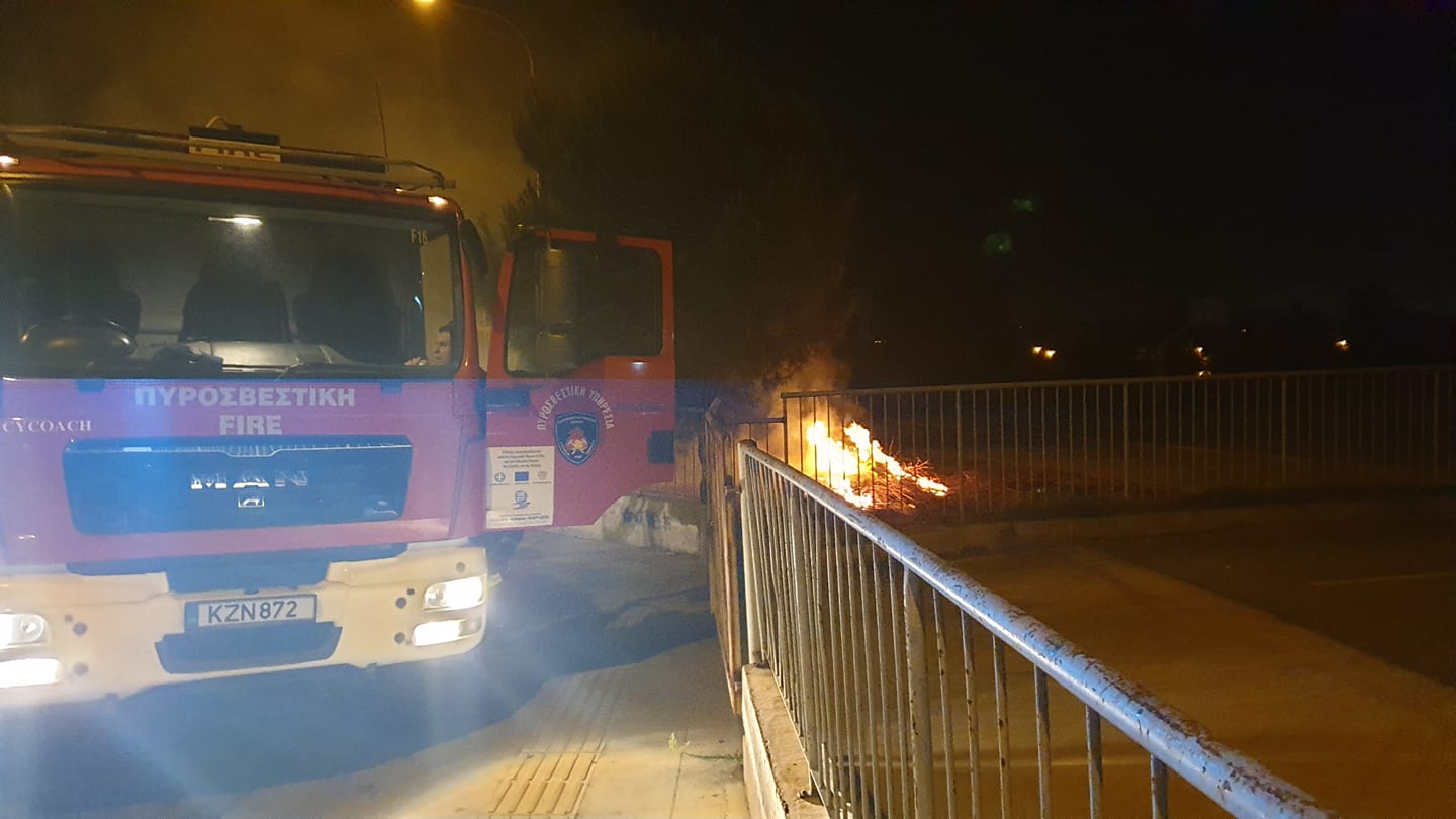 Φωτιά στο Γυμνάσιο στο Πλατύ της Αγλαντζιάς (ΦΩΤΟ)