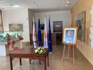 Άνοιξε στο Προεδρικό Μέγαρο το βιβλίο συλλυπητηρίων για τον Δημήτρη Χριστόφια