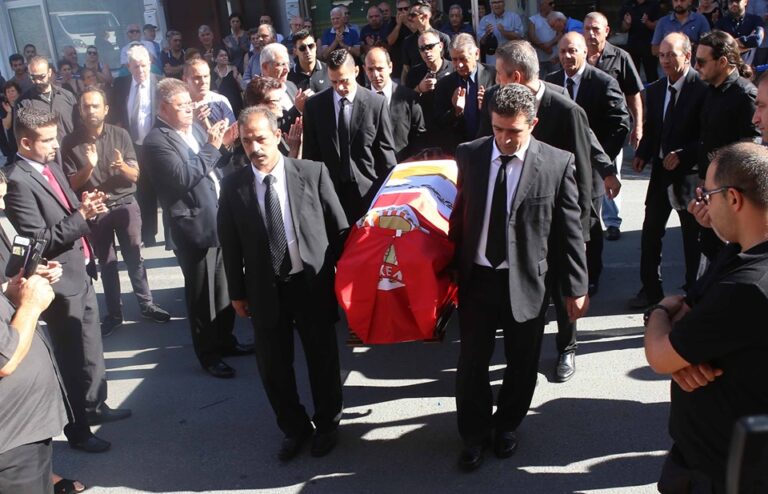 Πλήθος κόσμου στο οίκημα της ΠΕΟ για το τελευταίο αντίο στον Δημήτρη (ΒΙΝΤΕΟ)