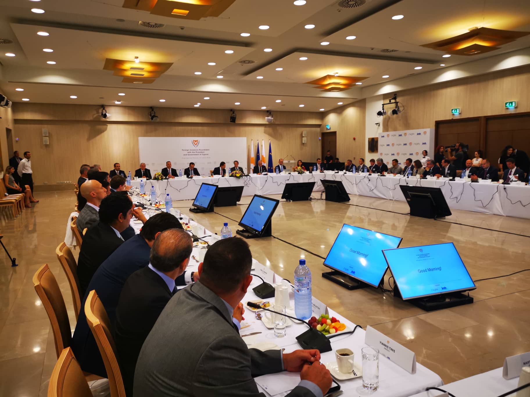 Με στόχο την ανάπτυξη, συζήτηση στρογγυλής τραπέζης με επενδυτές στο Προεδρικό