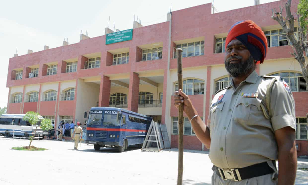 Ινδία: Έξι άνδρες ένοχοι για τον βιασμό και δολοφονία 8χρονου κοριτσιού