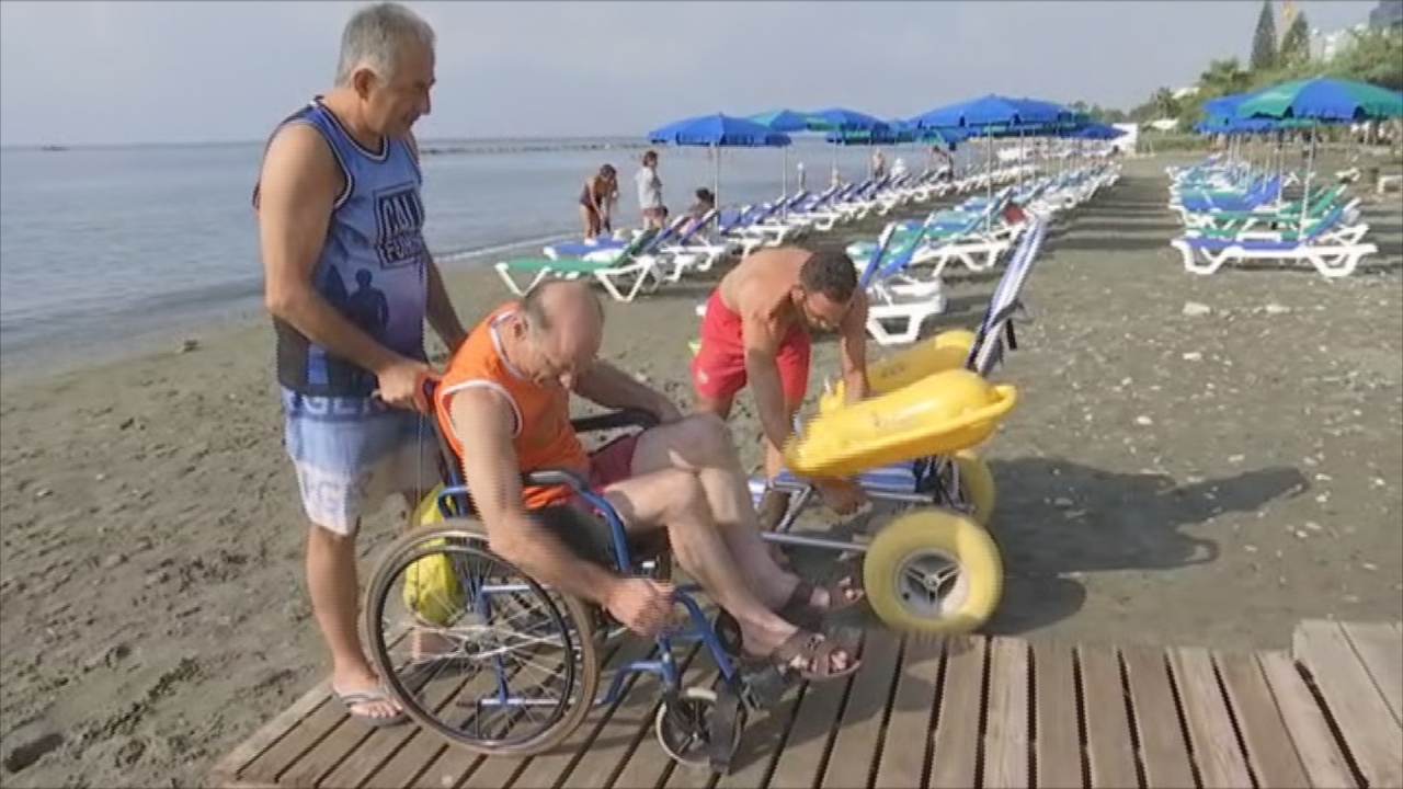 Η αναπηρία του κ. Πανίκου δεν τον εμποδίζει να απολαύσει τη θάλασσα (ΒΙΝΤΕΟ)