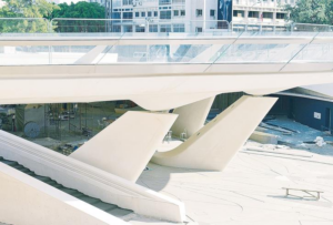 Ρωγμές στις κολόνες της Πλατείας Ελευθερίας (ΒΙΝΤΕΟ)