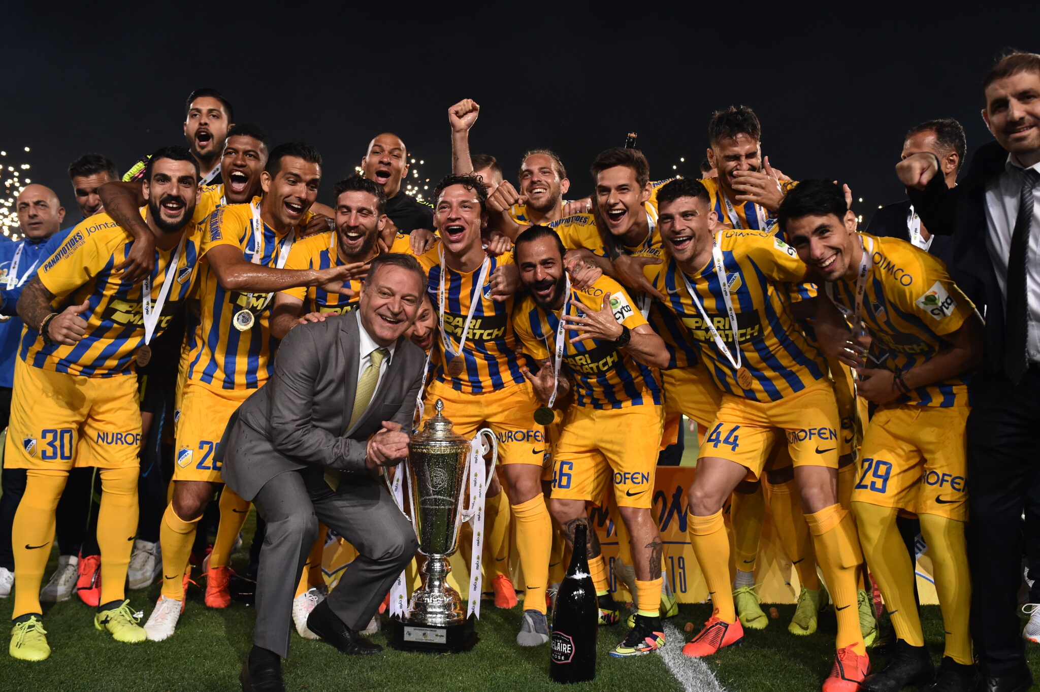 ΑΠΟΕΛ: Η κοσμοσυρροή στην μεσαία γραμμή και ο… φευγάτος Κωστάκης